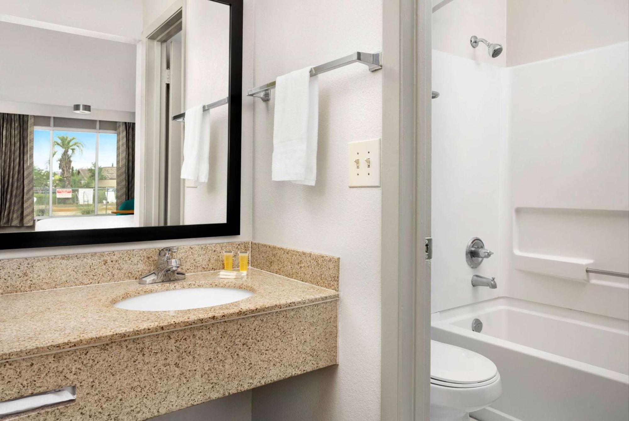 Days Inn By Wyndham Lake City I-75 Екстериор снимка